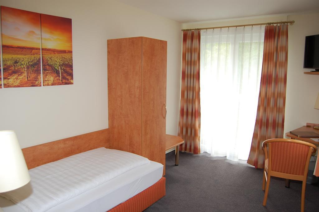 Landgasthof Jaegerstuebchen Neustadt an der Weinstraße Kamer foto